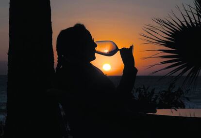 Puesta de sol en el Ajedrez Beach Club, en la playa de las Tres Piedras, en Chipiona (Cádiz).