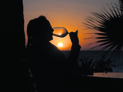 Puesta de sol en el Ajedrez Beach Club, en la playa de las Tres Piedras, en Chipiona (Cádiz).