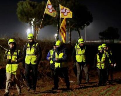 Protesters make their way to the prison where the independence leaders are being held to show their support for the defendants.