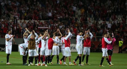 Los jugadores del Sevilla saludan a la afición tras el triunfo ante el Valencia (2-0).