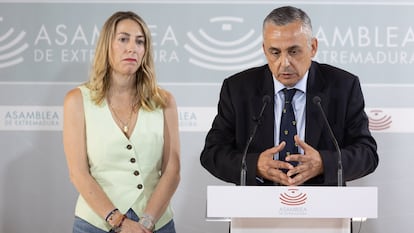 María Guardiola, junto al candidato de Vox a la Presidencia de la Junta, Ángel Pelayo Gordillo, el pasado 1 de julio.