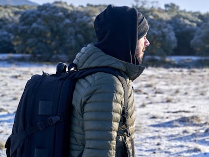 Artículo de EL PAÍS Escaparate sobre un abrigo calefactable para hombre.
