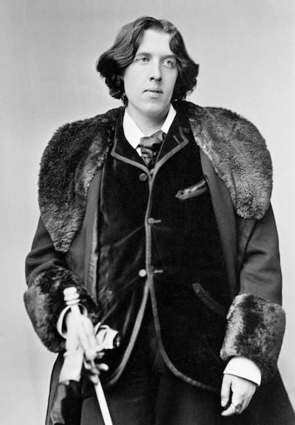 <p><strong> ¿Quién?</strong> El irlandés Oscar Fingal O'Flahertie Wills Wilde, uno de los dramaturgos más famosos de su tiempo, seguramente una de las primeras celebridades tal y como las conocemos actualmente y una de las personas más graciosas y agudas que han existido, sin más. <strong>A ver, ¿qué es lo más famoso que ha escrito? </strong>Probablemente <em>El retrato de Dorian Gray</em>, su única novela, pero también obras teatrales como <em>Salomé</em> o <em>La importancia de llamarse Ernesto</em>.<strong> ¿Qué me cuentas de su vida? </strong>La vida acomodada de Wilde y su buena imagen en los altos círculos sociales terminaron cuando fue denunciado por homosexual en 1895 y cumplió dos años de cárcel. Después de eso no levantó cabeza: se fue a París, donde malvivió hasta su muerte en 1900. Pese a que se casó y tuvo dos hijos antes del escándalo, su amante durante nueve años fue el hermoso y malcriado Lord Alfred Douglas. <strong>¿Cuál podría ser su presentación en Tinder?</strong> "Hombre elegante, ingenioso y casado busca semejante y absoluta discreción". </p>