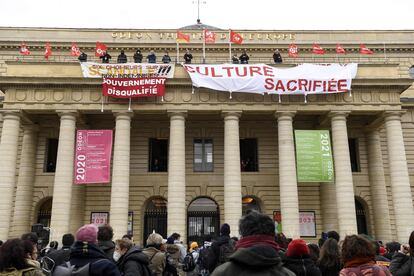 El teatro Odéon de París, centro neurálgico de las protestas de Mayo del 68, lleva una semana ocupado por artistas que reclaman más ayudas por la pandemia