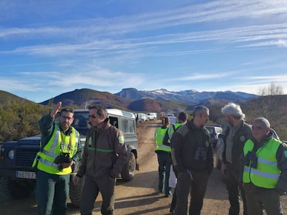 Agentes medioambientales realizan tareas de b&uacute;squeda. 