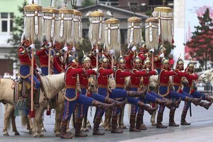 Varios guardias de honor portan la bandera Nine White en un desfile desde el Palacio de Gobierno hasta el estadio Central durante la apertura de la ceremonia del festival del Naadam en Ulán Bator, Mongolia. El festival, que es el más importante del año en el país, se celebra del 11 al 13 de julio con torneos de sus deportes tradicionales, como tiro con arco y carreras de caballos.