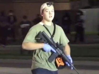 Captura de un vídeo de Kyle Rittenhouse, durante la noche del tiroteo.