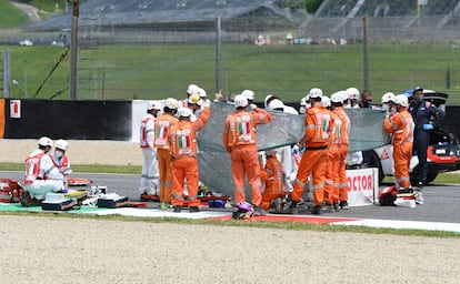 El piloto suizo Jason Dupasquier es atendido en la pista del circuito de Mugello.