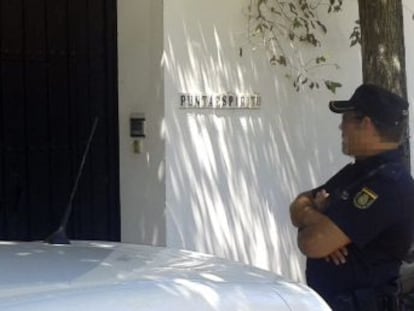 Dos agentes, en la casa del exconsejero andaluz de Hacienda &Aacute;ngel Ojeda en Sanl&uacute;car de Barrameda (C&aacute;diz).