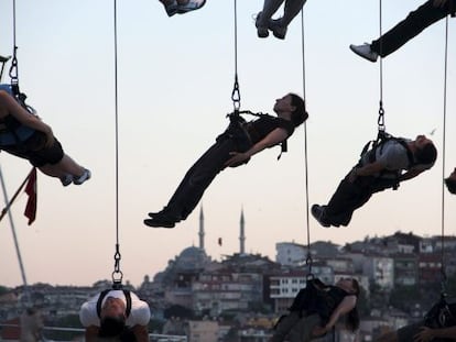 Acróbatas turcos flotan sobre el Cuerno de Oro, en un ensayo de la obra 'Istanbul Istanbul'.