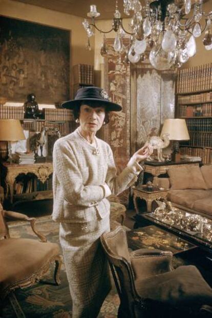 Coco Chanel posa con 76 años en su apartamento de Paris (1959).