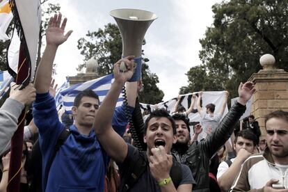 Un grupo de estudiantes protestan ante el Parlamento de Nicosia. Primera manifestación contra la troika (Comisión Europea, Banco Central Europeo y Fondo Monetario Internacional) desde el inicio de la crisis bancaria en Chipre.