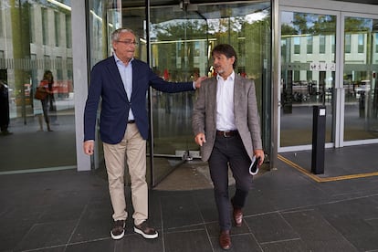 El abogado Javier Melero (izquierda) y Oriol Pujol, a su salida de la Ciudad de la Justicia de Barcelona en 2017.