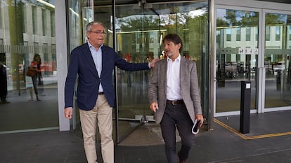 El abogado Javier Melero (izquierda) y Oriol Pujol, a su salida de la Ciudad de la Justicia de Barcelona en 2017.