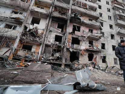 Consecuencias de un bombardeo nocturno en una zona residencial de Kiev, Ucrania, el 25 de febrero de 2022.