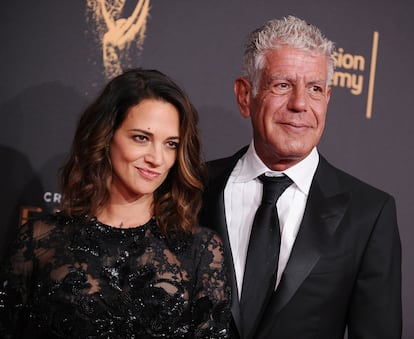 Anthony Bourdain y Asia Argento.

En junio de 2018 nos quedamos petrificados al conocer que el chef y trotamundos televisivo Anthony Bourdain se ahorcó en un hotel de Francia. Su pareja de entonces era la actriz Asia Argento. Tres meses después, la italiana rememoró entre lágrimas en el Daily Mail como algunas personas la culpabilizaron de su muerte: “La gente dice que lo maté”, explicó entonces. Pero más allá de lo dramático del testimonio en sí, Asia aprovechó el momento para desvelarnos algunos detalles que desconocíamos de su vida en común. Principalmente, para desmentir categóricamente que él se había suicidado tras enterarse de una infidelidad. “Él también me había engañado. No fue un problema para nosotros. Era un hombre que viajaba 265 días al año. Cuando nos veíamos disfrutábamos mucho de la compañía del otro. Pero no somos niños. Somos adultos. Anthony tenía 62 años, yo 42. Teníamos vidas, teníamos esposas y maridos, teníamos hijos. No puedo pensar en Anthony como alguien que haría un gesto extremo como este por algo así", verbalizó.