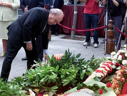 Jordi Pujol participa en la ofrenda floral ante el monumento a Rafael Casanova durante la Diada de 2001.