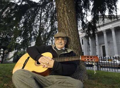 El hasta ahora diputado José Antonio Labordeta, fotografiado ante el Congreso, que deja tras dos legislaturas.
