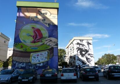 Dos grafitis frente al Polideportivo San Pablo en la calle Ada de Sevilla.
