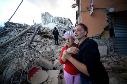 Residentes en Amatrice después del terremoto.