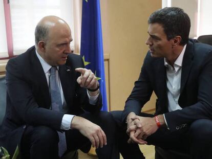 Pedro Sánchez junto al comisario europeo Pierre Moscovici.