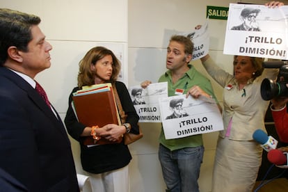 Un grupo de familiares de las víctimas del accidente del Yak-42  se ha encarado esta mañana con el entonces ministro de Defensa, Federico Trillo, cuando éste acudía a la reunión de la Comisión de Defensa. El Congreso ha reprobado hoy al ahora diputado del Partido Popular como "responsable político directo" de la tragedia, en la que murieron 62 militares españoles en mayo de 2003.