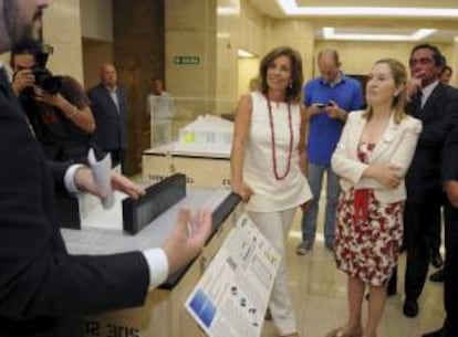 Fotografa facilitada por el Ayuntamiento de Madrid de la alcaldesa, Ana Botella (izda), y la ministra de Fomento, Ana Pastor, durante la presentacin del Solar Decathlon Europe 2012.