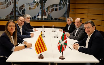 Reunión entre las delegaciones del PNV y Junts per Catalunya.