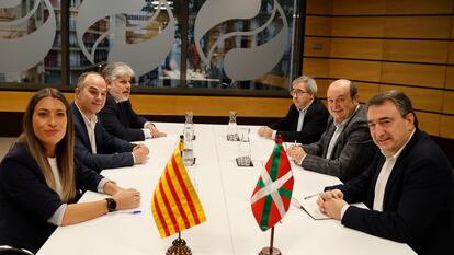 Reunión entre las delegaciones del PNV y Junts per Catalunya.