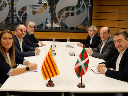 Reunión entre las delegaciones del PNV y Junts per Catalunya.