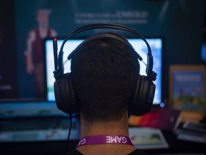 Un assistent al congrés Gamelab prova un videojoc.