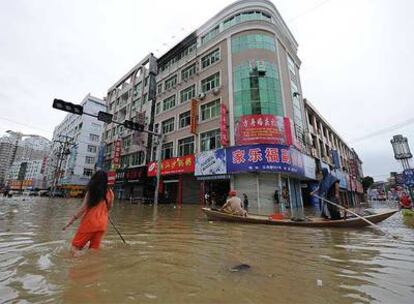 Ciudadanos de la provincia de Zhejiang se trasladan en barca.