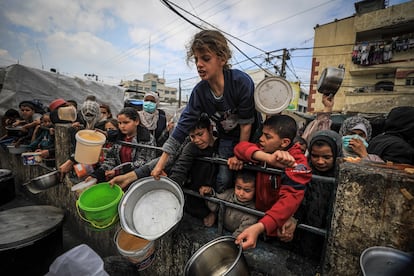
24 de febrero de 2024, punto de donación en Rafah, en el sur de la franja de Gaza.

"Estos niños están en un 'tekiah', un lugar donde se distribuye comida, en Rafah, justo al lado de escuelas transformadas en campos de desplazados. La niña estaba gritando a un hombre que distribuía comida para llamar su atención antes de que se acabara la comida. No pasó mucho tiempo antes de que se agotara".