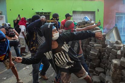 Manifestantes lançam pedras contra a polícia de choque em um protesto contra o presidente da Nicarágua, Daniel Ortega, na cidade de Monimbó, no dia 12 de maio de 2018.