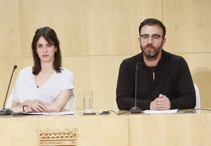 Nacho Murgui (derecha), concejal de Ahora Podemos del Ayuntamiento de Madrid, en una rueda de prensa con la portavoz, Rita Maestre.