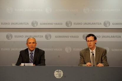 El portavoz del Ejecutivo, Josu Erkoreka (izquierda), y el consejero de Hacienda, Ricardo Gatzagaetxebarria, en la rueda de prensa tras la reunión del Consejo de Gobierno. 