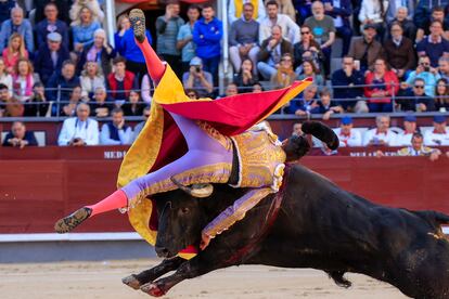 Un momento de la aparatosa voltereta que sufrió Ángel Téllez en un quite al primer toro de la tarde.