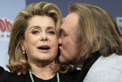 Catherine Deneuve siendo besada por su amigo y colega, G&eacute;rard Depardieu.