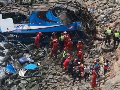 Serviços de emergências próximos ao ônibus acidentado nesta terça-feira em Pasamayo (Peru).