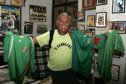 Antonio 'La Tota' Carbajal, en su vidriería en León, Guanajuato (México), con camisetas de la selección mexicana.