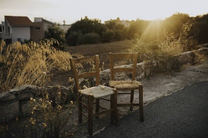 Sillas mediterráneas de madera y rafia o mimbre. |