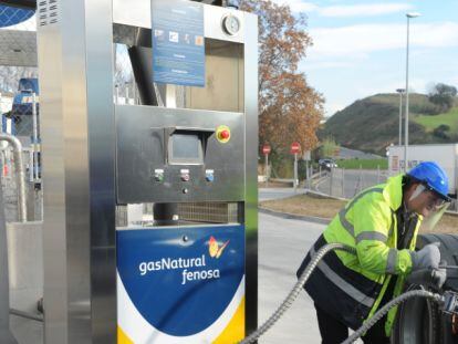 Repostaje de gas natural licuado en la estaci&oacute;n de GNC y GNL de Santa Perp&egrave;tua de Mogoda (Barcelona), de Gas Natural Fenosa.