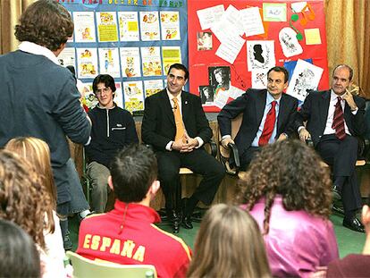 Rodríguez Zapatero y Chaves escuchan las preguntas de los alumnos del Instituto de Primera Enseñanza Jabalcuz de Jaén.