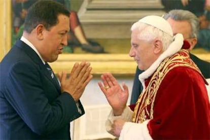 Benedicto XVI recibe a Hugo Chávez en el Vaticano.