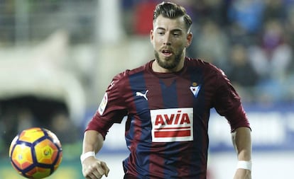 Sergi Enrich, en una imagen de enero de 2017 en un partido entre el Eibar y el Barcelona. 