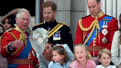 El príncipe Carlos junto a sus hijos Enrique y Guillermo en un balcón del palacio de Buckingham en junio de 2018.