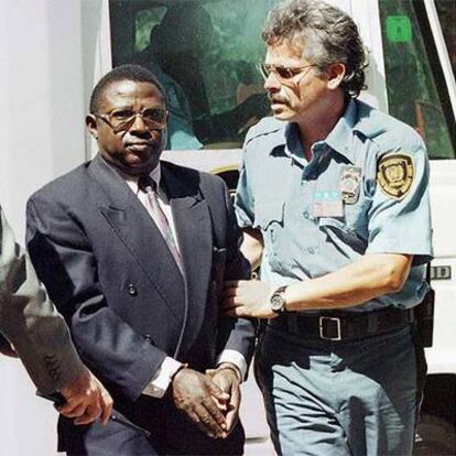 Theoneste Bagosora, escoltado en su camino hacia el Tribunal en una imagen de 1997.