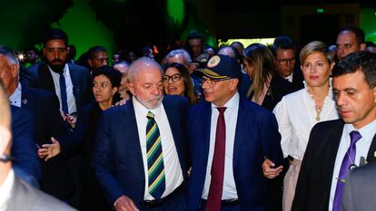 Lula da Silva y Gustavo Petro recorren el pabellón de Brasil, durante la inauguración de la FILBo, el 17 de abril de 2024.
