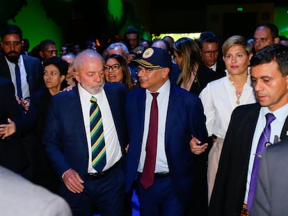 Lula da Silva y Gustavo Petro recorren el pabellón de Brasil, durante la inauguración de la FILBo, el 17 de abril de 2024.