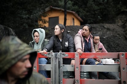 Familiares de uno de los mineros atrapados esperan noticias de los avances en las labores de rescate. 